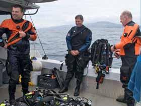 news 090630 Divers n gear on deck